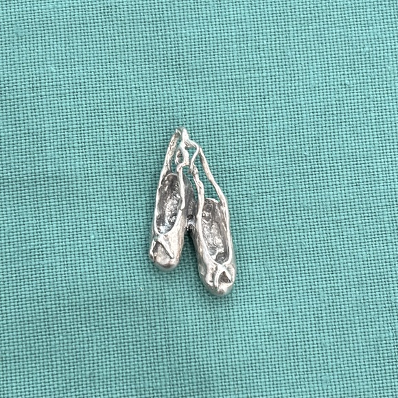 🩰 Vintage Solid Sterling Silver Ballet Slipper Charm or Pendant - Picture 2 of 3